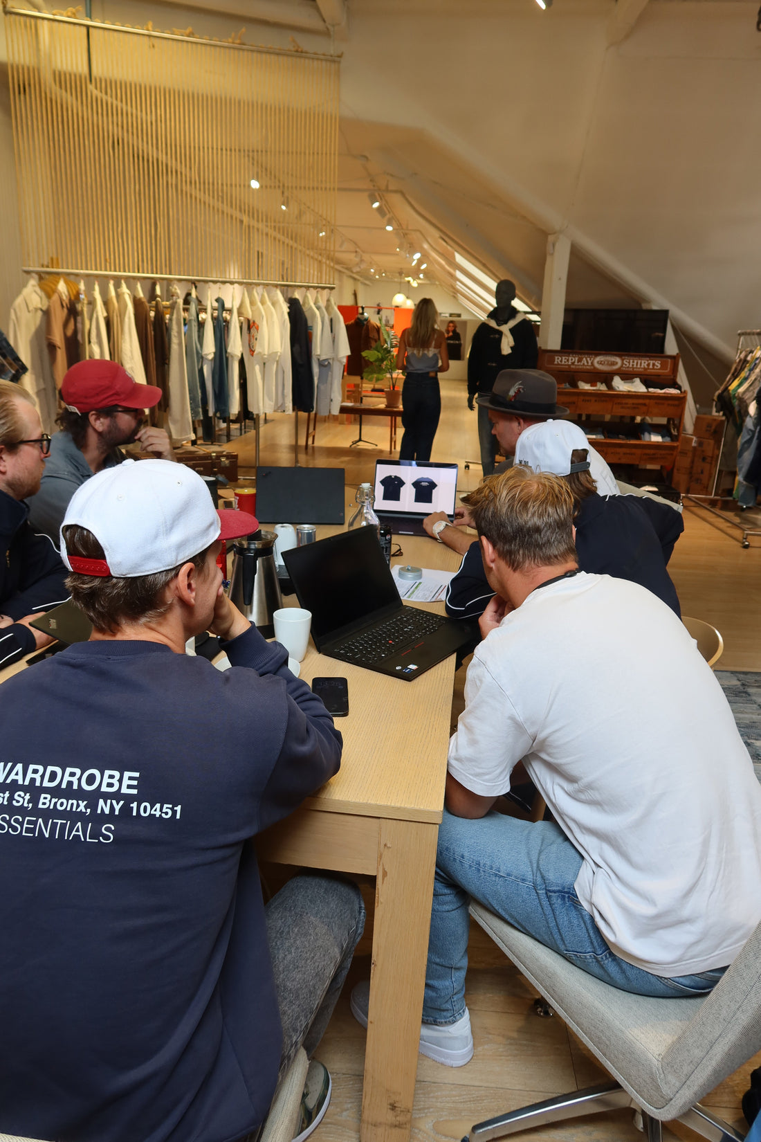 Slik designer vi plaggene i Wardrobe Essentials